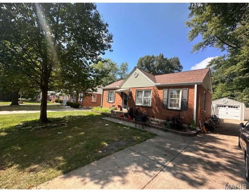 11 S Duchesne Drive, Florissant, MO 63031 Main Photo