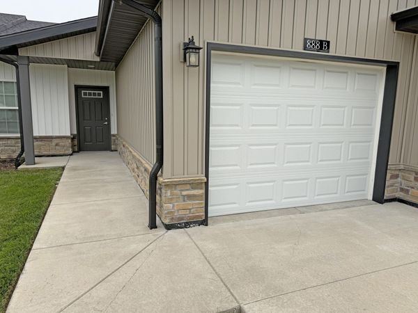 888b W Logan Street , Rogersville, MO 65742