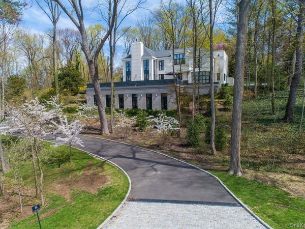 8 Frost Creek Dr , Locust Valley, NY 11560