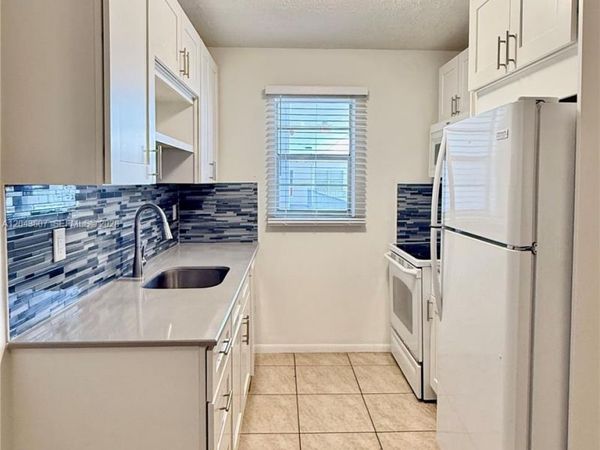 30 SE 4th Ave , Unit 206, Hallandale Beach, FL 33009