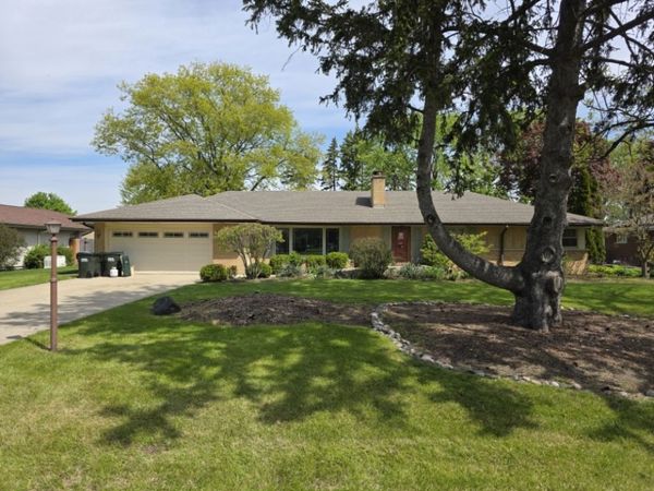 29 E Stonegate Drive , Prospect Heights, IL 60070