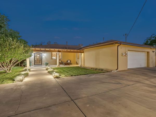 334 Vineyard Road NW, Los Ranchos, NM 87107