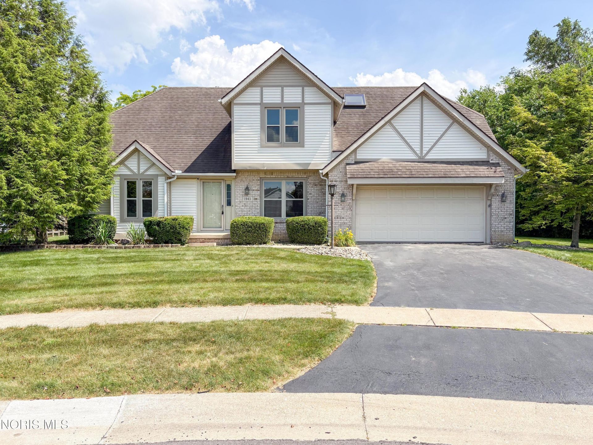 1945 Oxleigh Circle, Holland, OH 43528 Main Photo