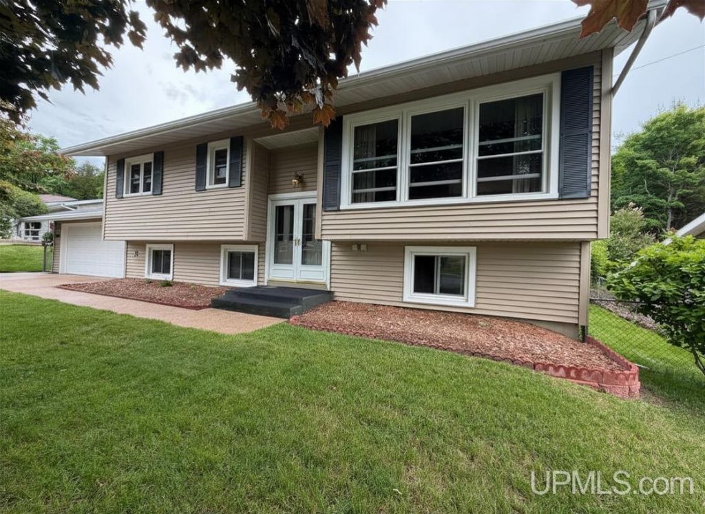 618 Mesnard Street, Marquette, MI 49855 Main Photo