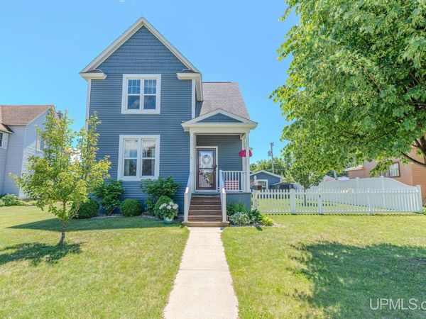 517 Wisconsin Avenue, Gladstone, MI 49837