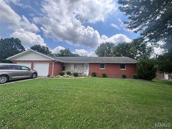 630 W Alton Street, Nashville, IL 62263