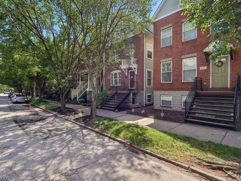 615 Literary Road, Cleveland, OH 44113 Photo 2