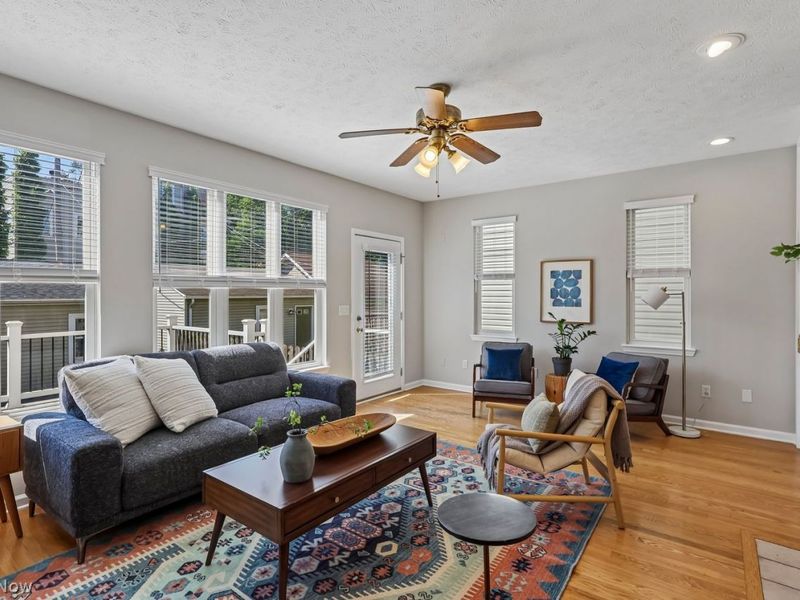 615 Literary Road, Cleveland, OH 44113 Photo 6