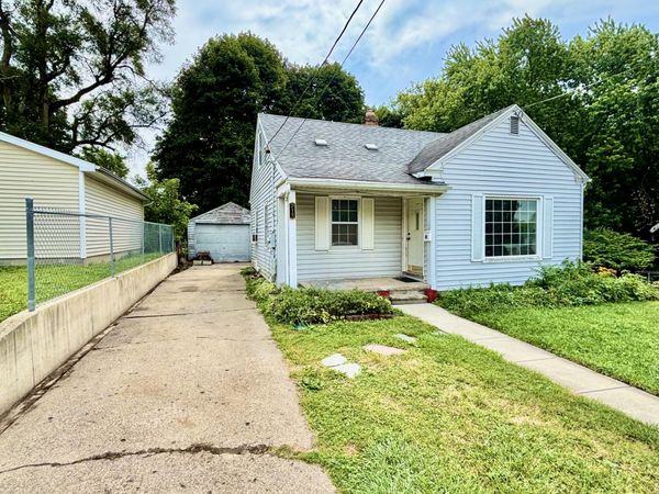 913 Everett Drive, Lansing, MI 48915