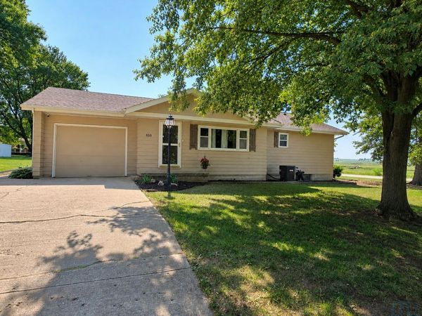 650 S 7th St., Akron, IA 51001