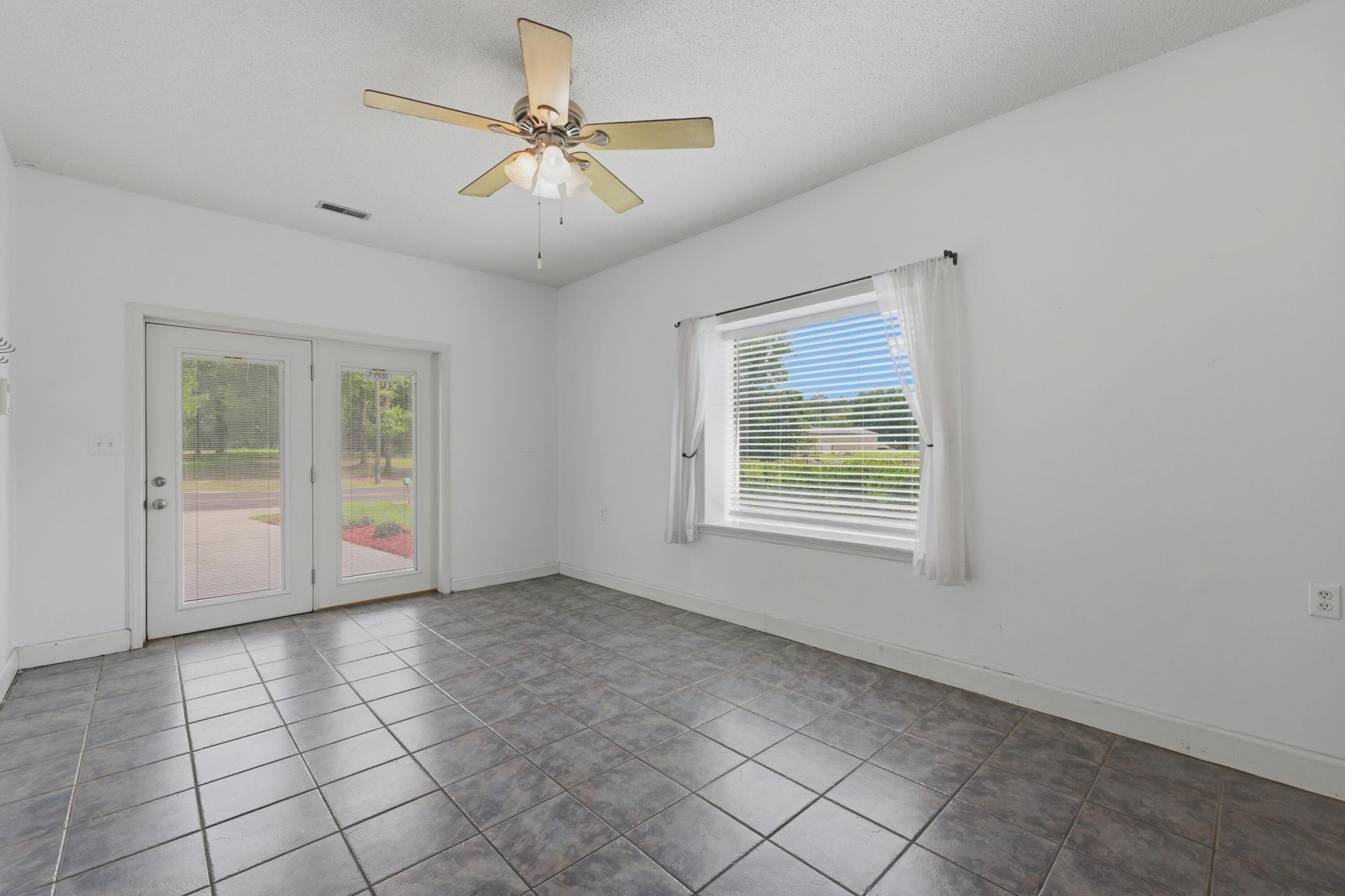 1469 Wren Road Photo 12