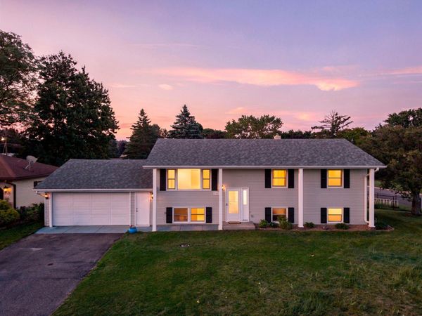 2162 Maple Lane E, Maplewood, MN 55109
