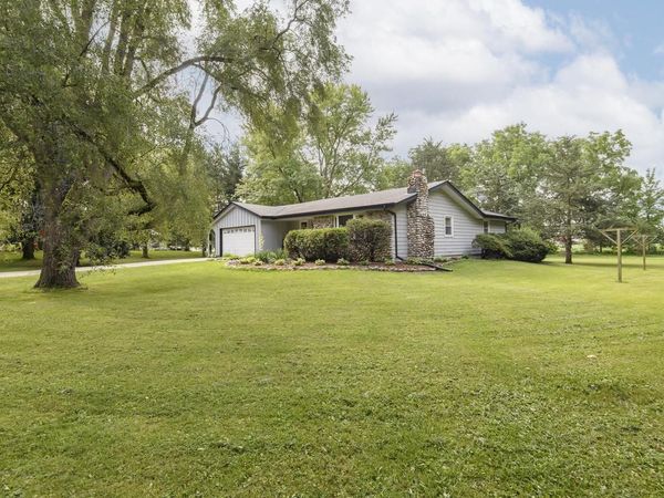 W229 Golden Lake Park CIRCLE, Oconomowoc, WI 53066