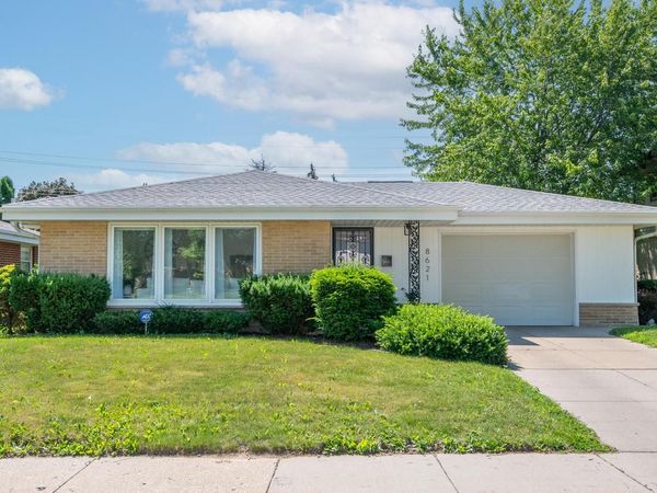 8621 W Grantosa DRIVE, Milwaukee, WI 53225