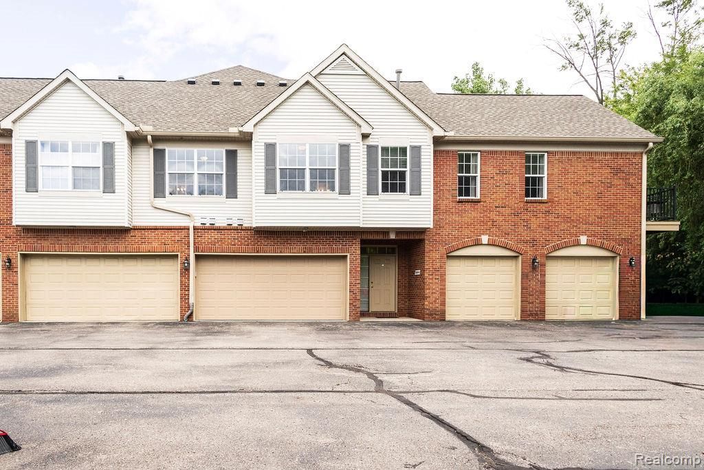 23044 Williamsburg Circle, Woodhaven, MI 48183 Main Photo