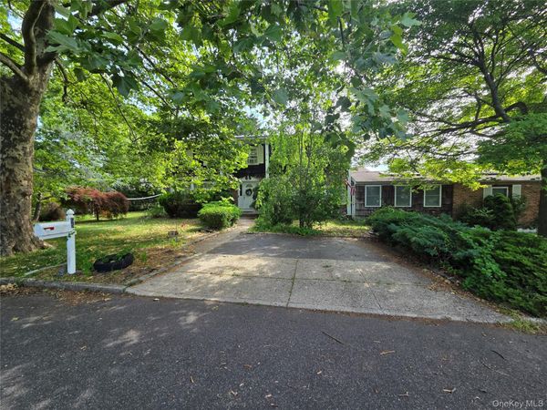 55 Riverview Court , Oakdale, NY 11769