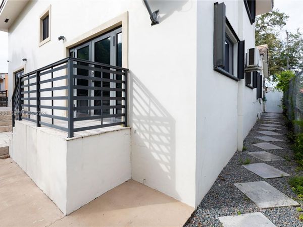 4538 SW 1st St , Unit 3, Miami, FL 33134