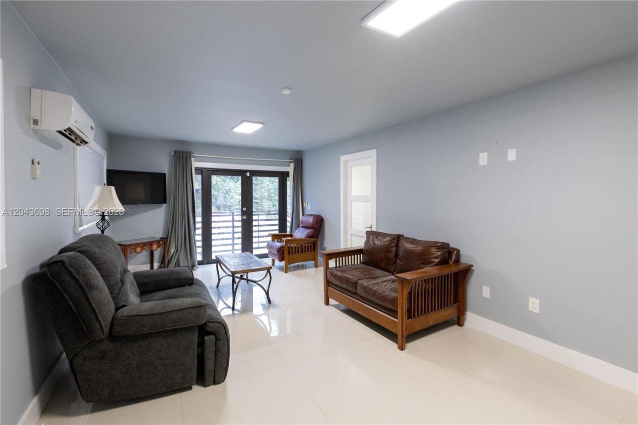 4538 SW 1st St , Unit 3, Miami, FL 33134 Photo