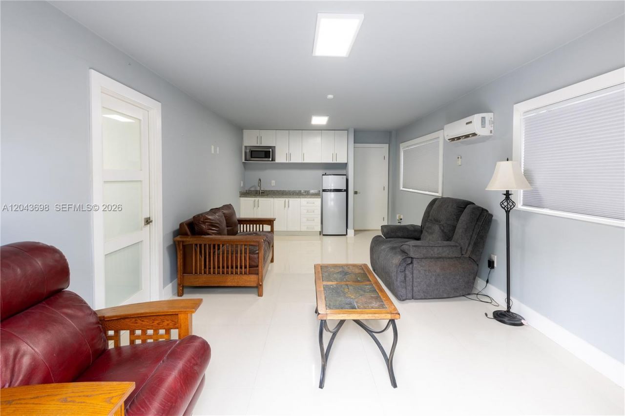 4538 SW 1st St , Unit 3, Miami, FL 33134 Photo