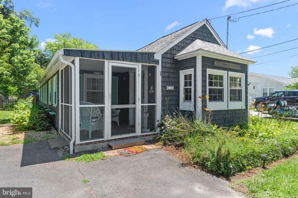 716 Bancroft Avenue, Colonial Beach, VA 22443 Main Photo