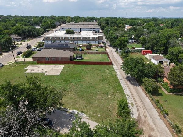 11 W Higgins Boulevard, Cockrell Hill, TX 75211