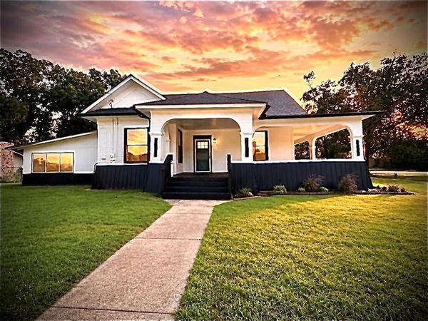 402 E Navasota Street , Groesbeck, TX 76642