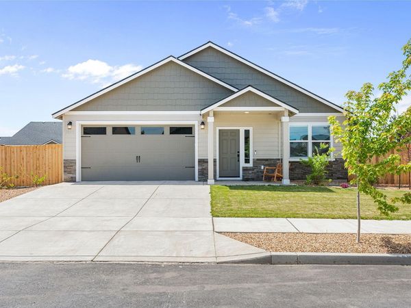 3289 NW 10th Place, Redmond, OR 97756