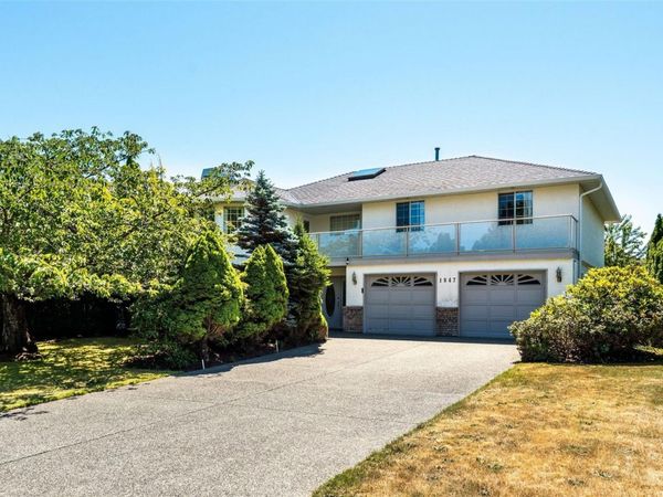 1847 El Sereno Dr , Saanich, BC V8N 6K4