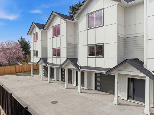 621 Broadway St , Unit #3, Saanich, BC V8Z 2G5