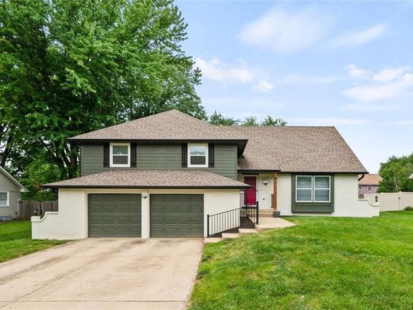 901 NW Springwood Drive, Blue Springs, MO 64015