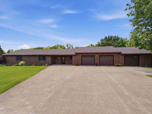 2472 HUMMINGBIRD, Muscatine, IA 52761