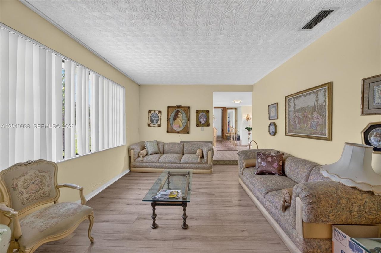 11405 SW 32nd St , Miami, FL 33165 Photo