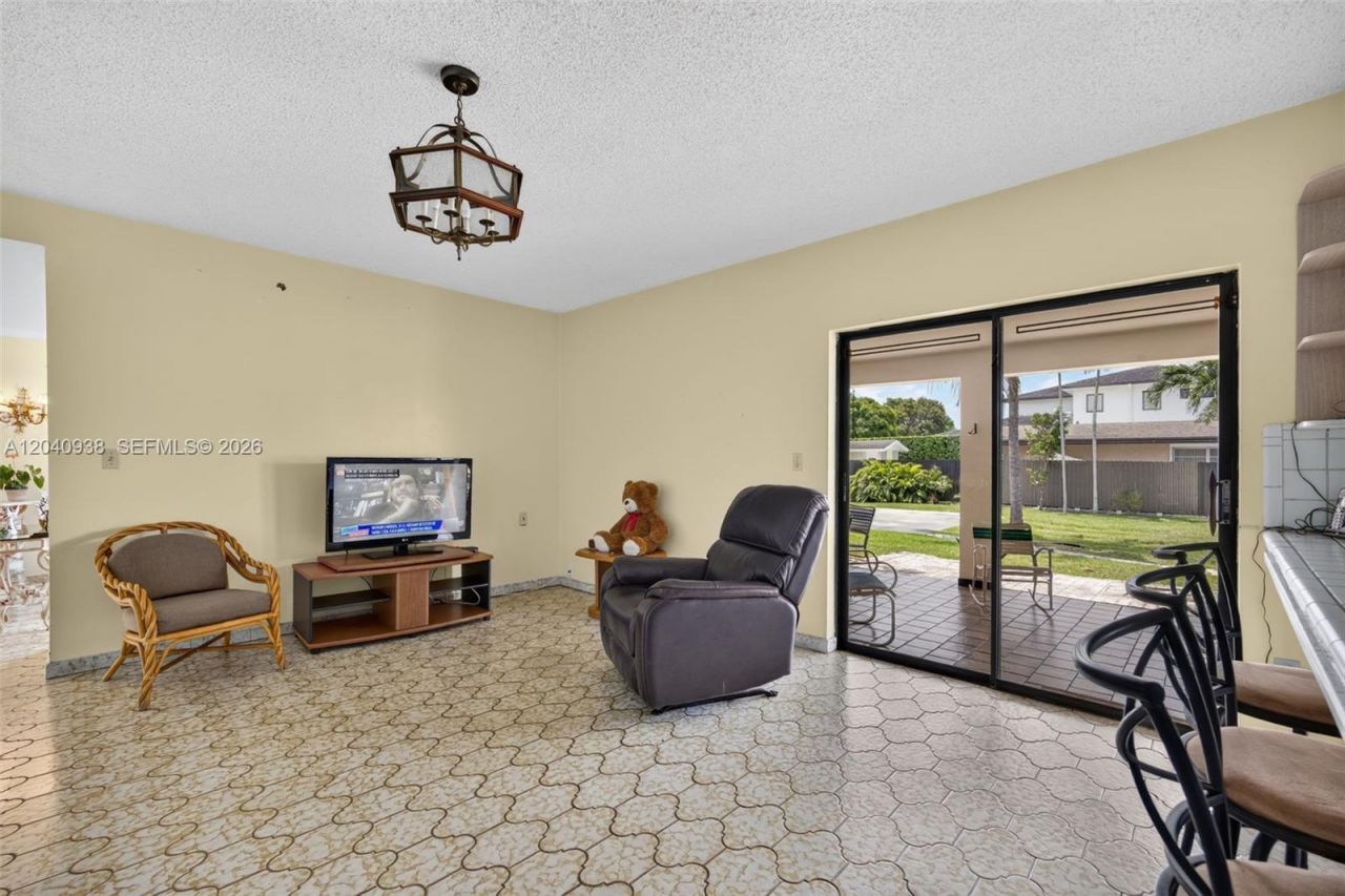 11405 SW 32nd St , Miami, FL 33165 Photo