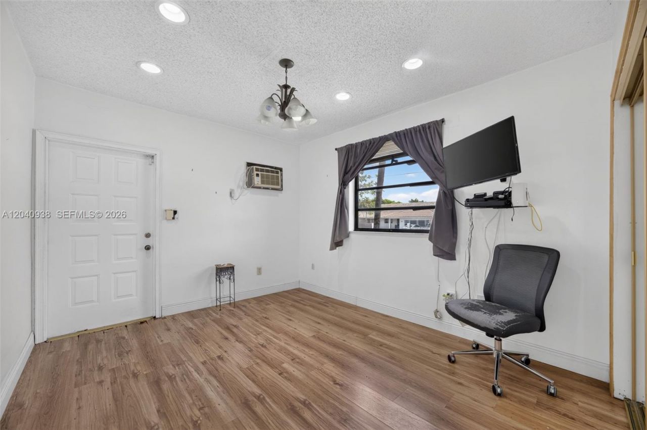 11405 SW 32nd St , Miami, FL 33165 Photo