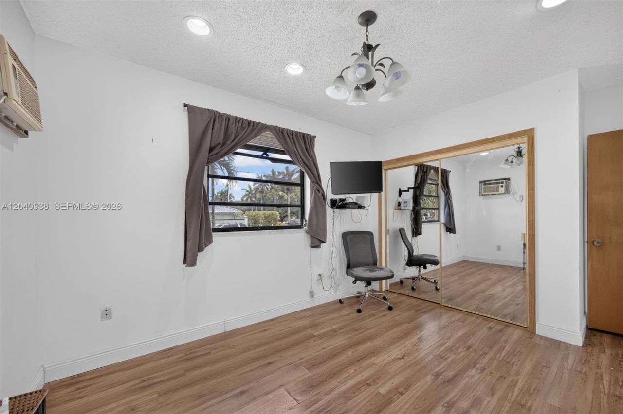 11405 SW 32nd St , Miami, FL 33165 Photo