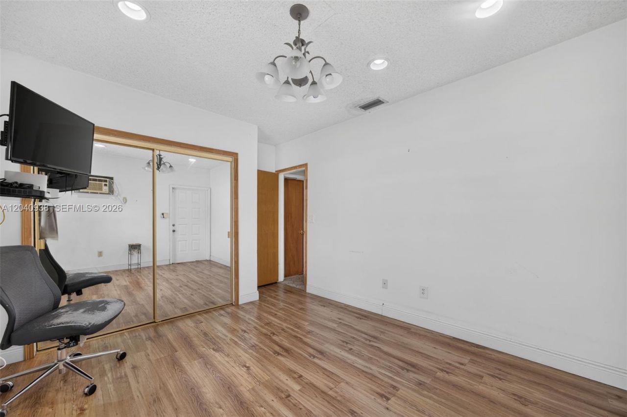 11405 SW 32nd St , Miami, FL 33165 Photo