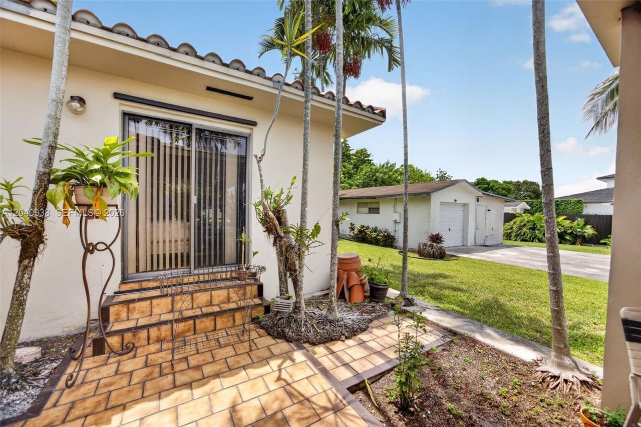 11405 SW 32nd St , Miami, FL 33165 Photo