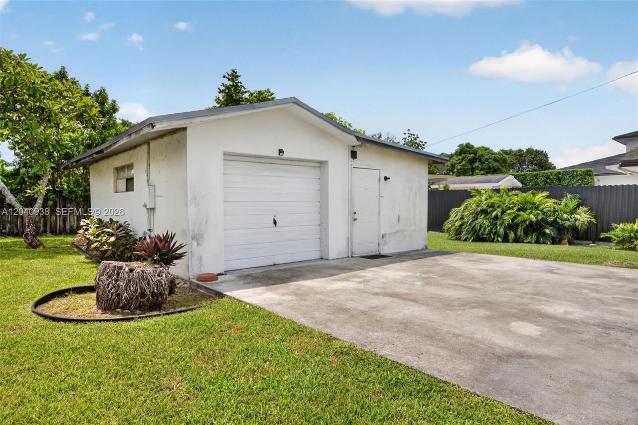 11405 SW 32nd St , Miami, FL 33165 Photo