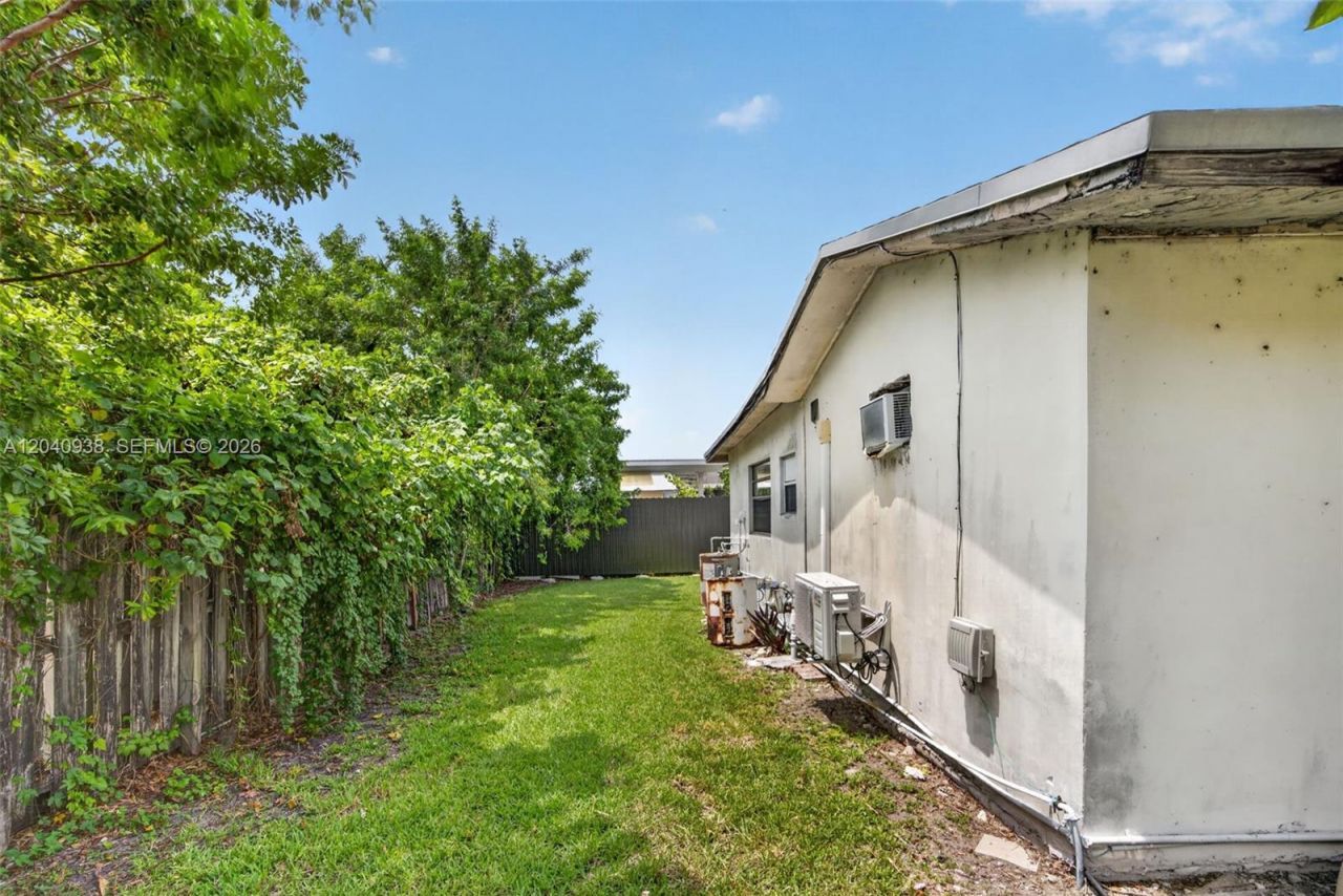 11405 SW 32nd St , Miami, FL 33165 Photo