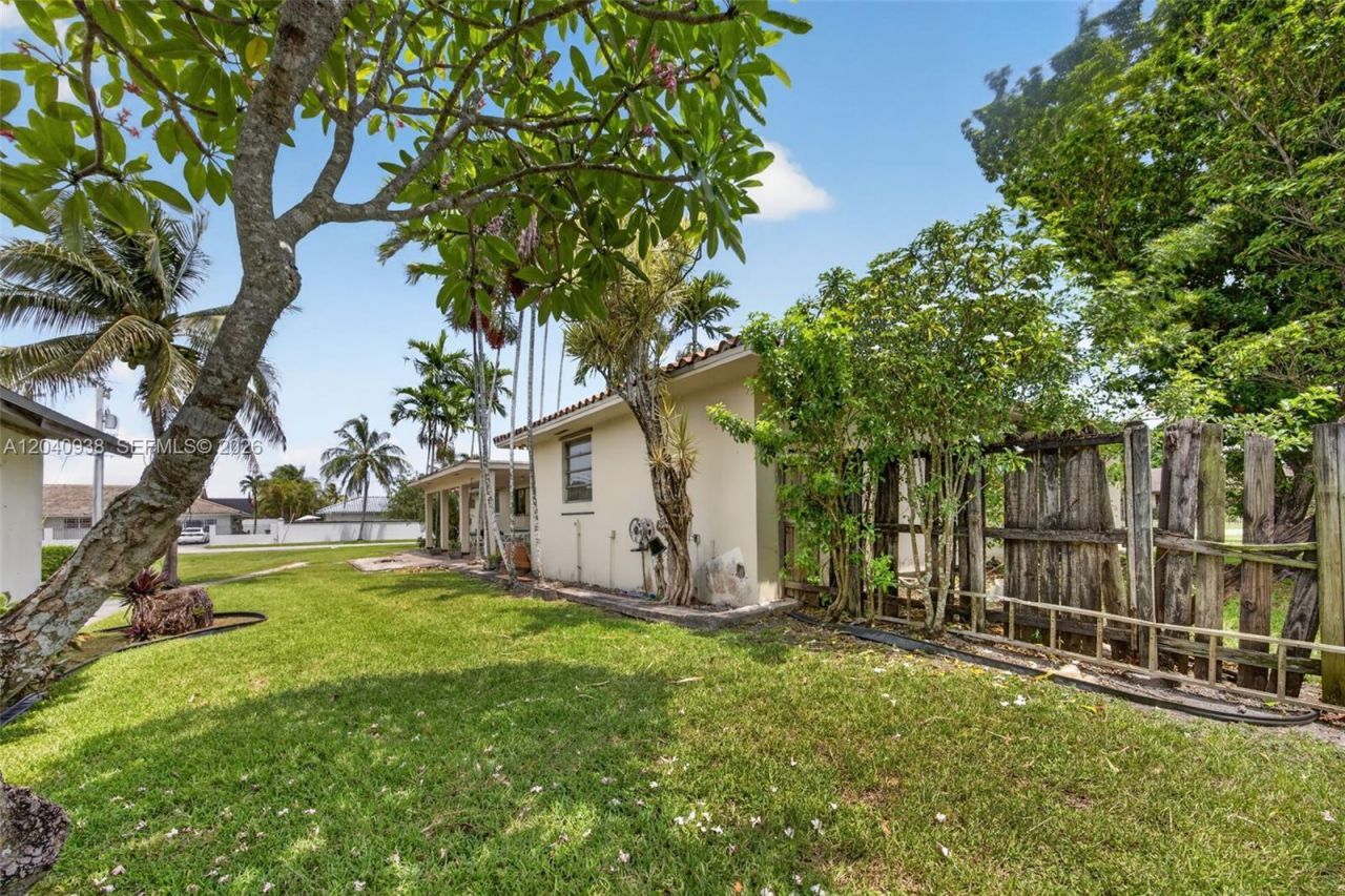 11405 SW 32nd St , Miami, FL 33165 Photo