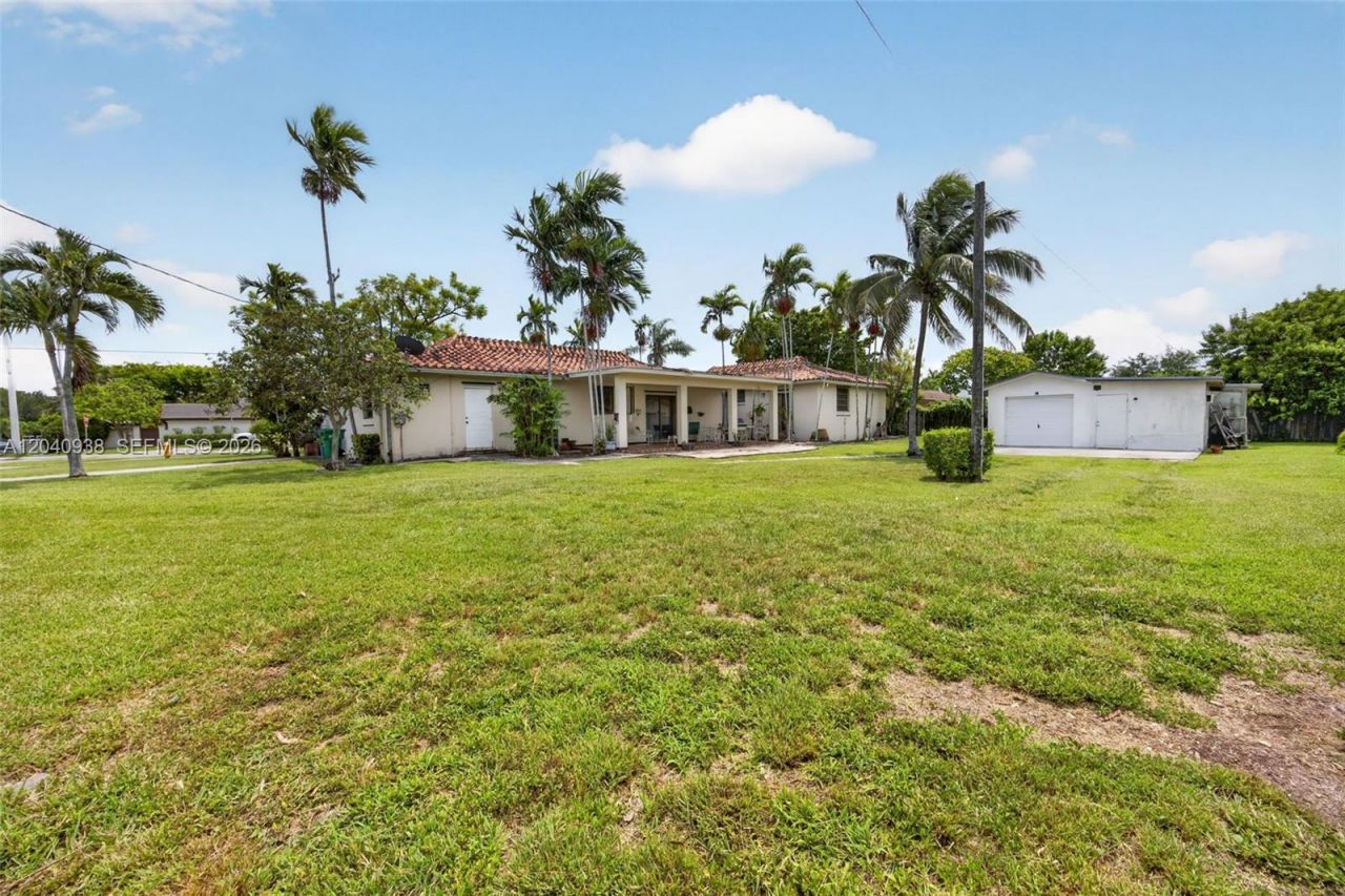 11405 SW 32nd St , Miami, FL 33165 Photo