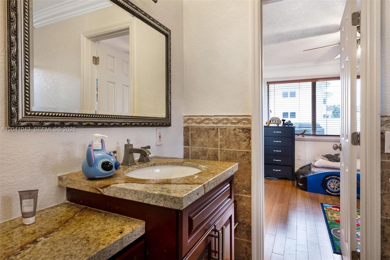 3220 NE 164th St , North Miami Beach, FL 33160 Photo