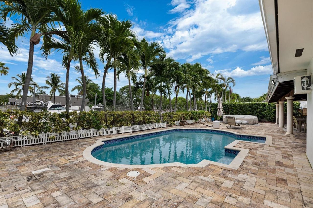 3220 NE 164th St , North Miami Beach, FL 33160 Photo