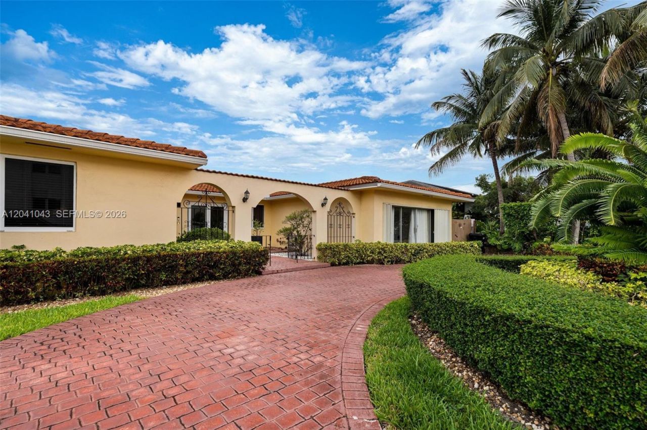 3220 NE 164th St , North Miami Beach, FL 33160 Photo