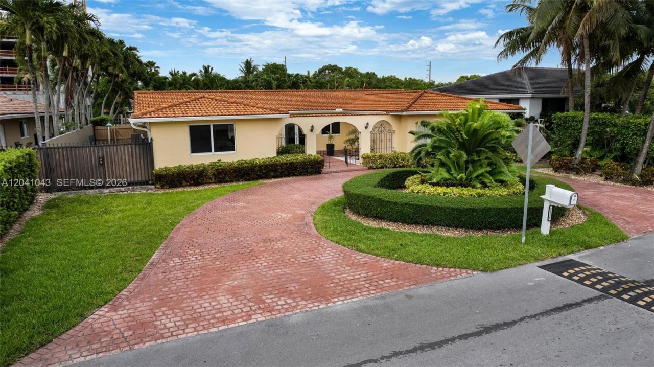 3220 NE 164th St , North Miami Beach, FL 33160 Photo