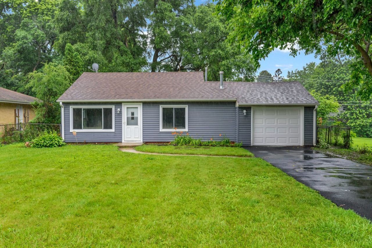 32910 N Meadow Road, Grayslake, IL 60030 Main Photo