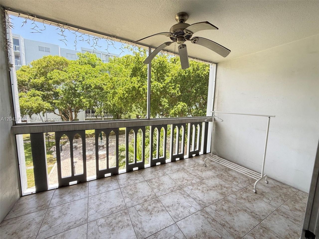320 NE 12th Ave, Unit 303, Hallandale Beach, FL 33009 Photo