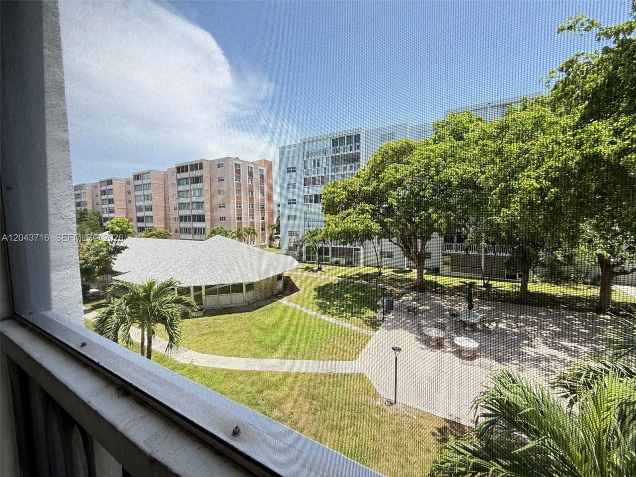 320 NE 12th Ave, Unit 303, Hallandale Beach, FL 33009 Photo