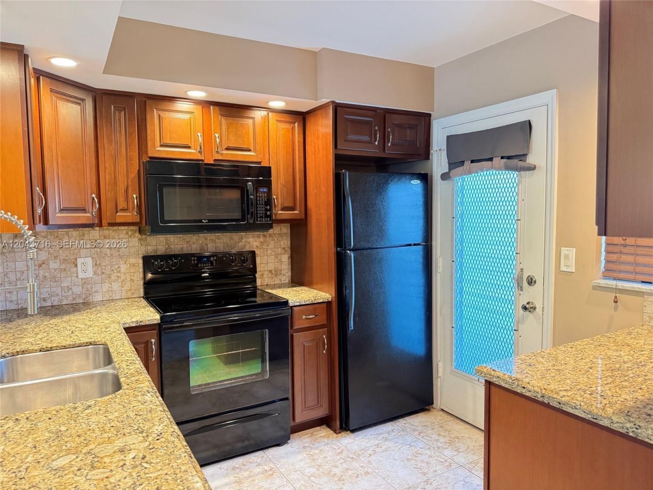 320 NE 12th Ave, Unit 303, Hallandale Beach, FL 33009 Photo