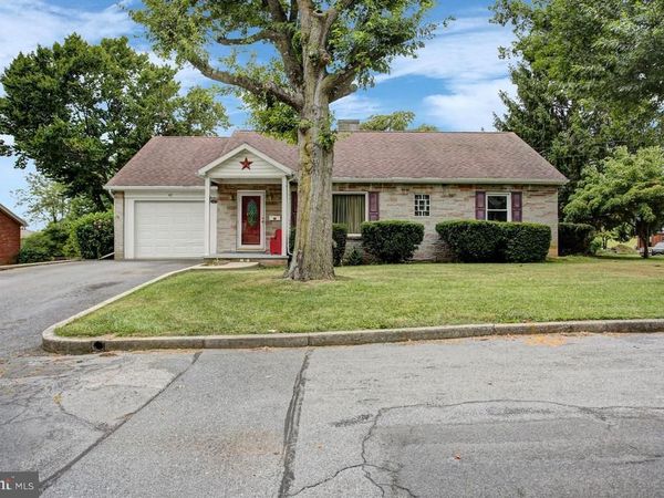 42 E GRANDVIEW AVENUE, MERCERSBURG, PA 17236